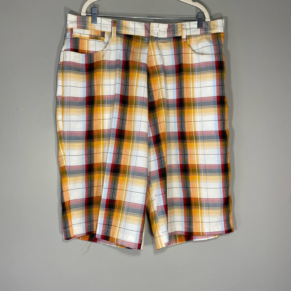 Beyond the Limit Men’s Shorts
Size 40 
Plaid, Cotton Blend